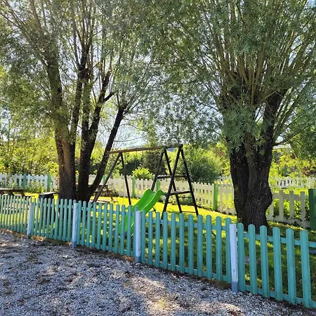 La Colline Aux Fustes Camping Meurville